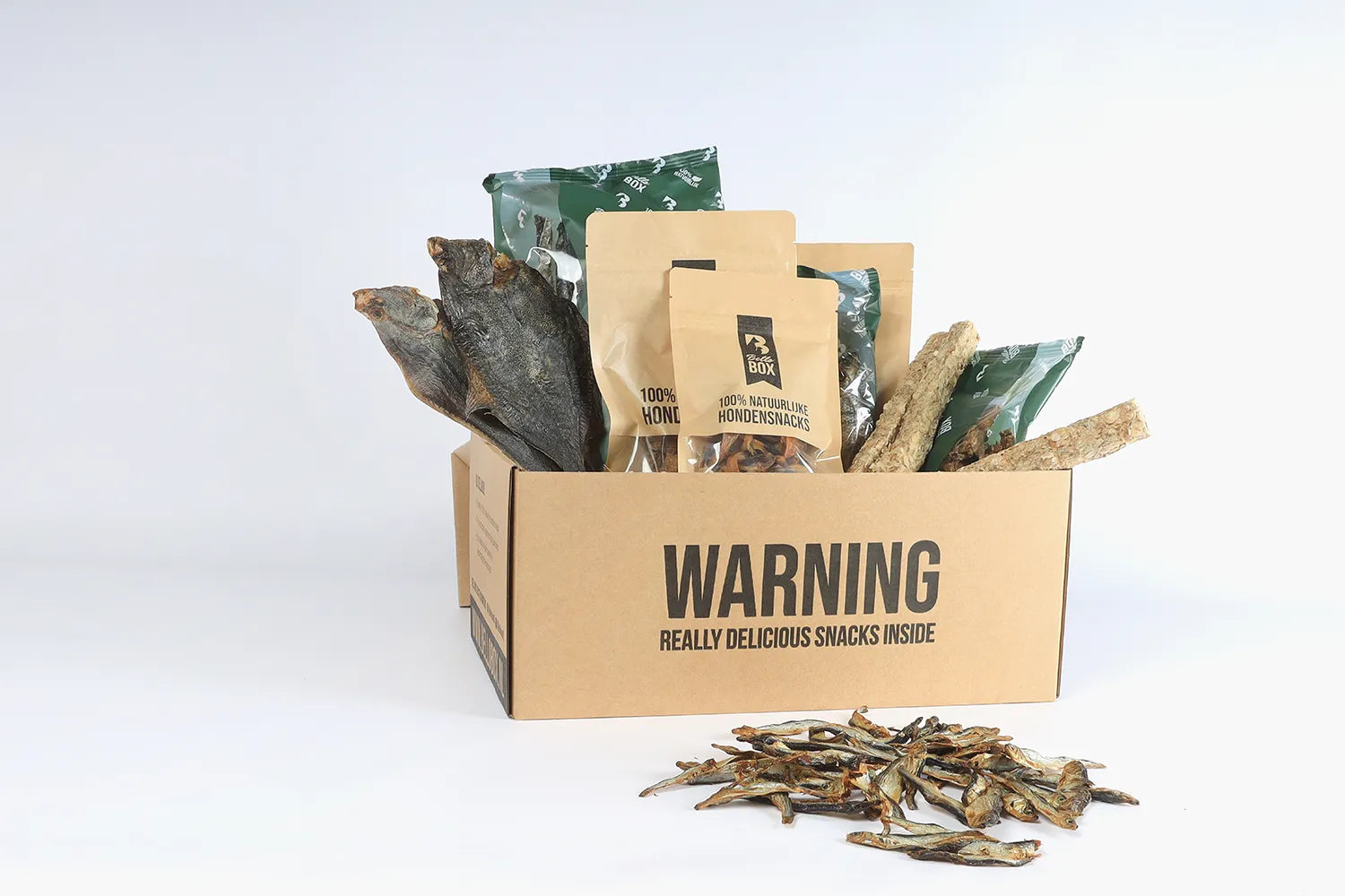 Een snack box vol met vissnacks voor honden
