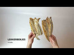 Lekkerbekjes van gedroogde witvis van Bellobox uitgepakt en van dichtbij getoond.