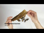 Bekijk onze geitenpensstaafjes van dichtbij. In deze korte productvideo pakken we de verpakking uit en laten we de vorm en structuur van de snacks zien.